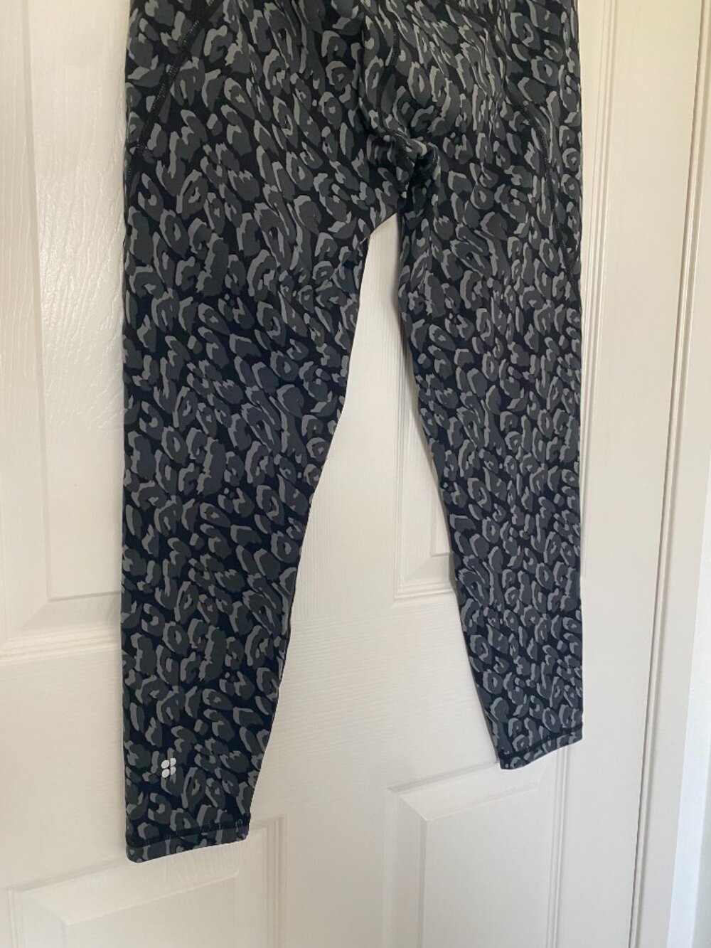 Sweaty Betty | Power 7/8 Leggings in Tonal Leopard - Picture 6 of 11